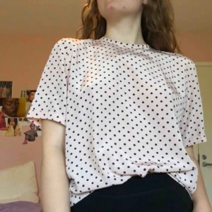  - Blus i fin puderrosa färg med mörkblå prickar. Jättebra skick och från ett riktigt kvalitétsmärke! Kan frakta för 60kr eller mötas upp i Stockholm :)