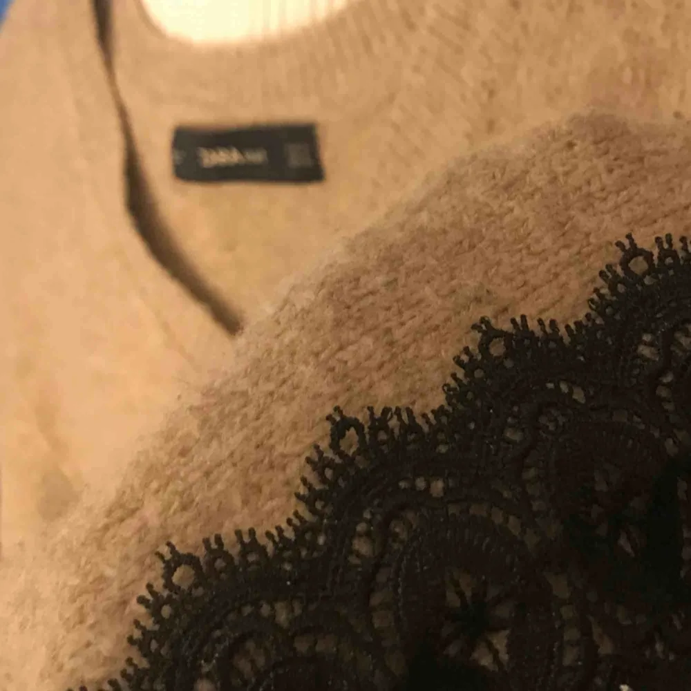 Zara KNIT tröja strl S med suuuperfin spets detalj på ärmarna. Lite ballongärmar & v ringning. Fin att ha både fram o bak. Stickat.