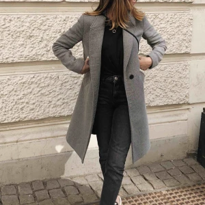  - Supersnygg kappa ifrån Zara! Storlek XS/34. Går ner till knäna på mig som är 160cm. Perfekt att ha nu i höst och vinter. Använd men i bra skick. Möts endast upp i Göteborg! (OBS! Inte rosa fläckar på jackan utan endast min kamera som är dålig!!!)