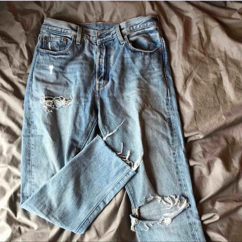 Säljer ett par jättefina Levi’s jeans, dem sitter som storlek M och är superfina. Frakt kostar 63kr som är spårbar!✨. Jeans & Byxor.