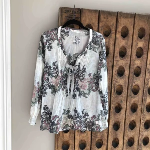  - Tunn skir mönstrad blus från OddMolly Använd men i fint skick 