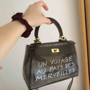  - FRAKT INRÄKNAT I PRISET! En väska från crossbody.dk! Då jag införskaffat mig nya väskor så har den blivit stående (men är ju supersnygg och trendig just nu) Har en liten flaw på undersidan men detta syns inte alls vid användning. Nypris: 559:- + frakt.