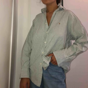  - Riktigt härlig oversized vintage skjorta från Ralph Lauren. Supersnygg om man knyter den framtill så att man framhäver midjan. Jag bär vanligtvis en S för jämförelse!