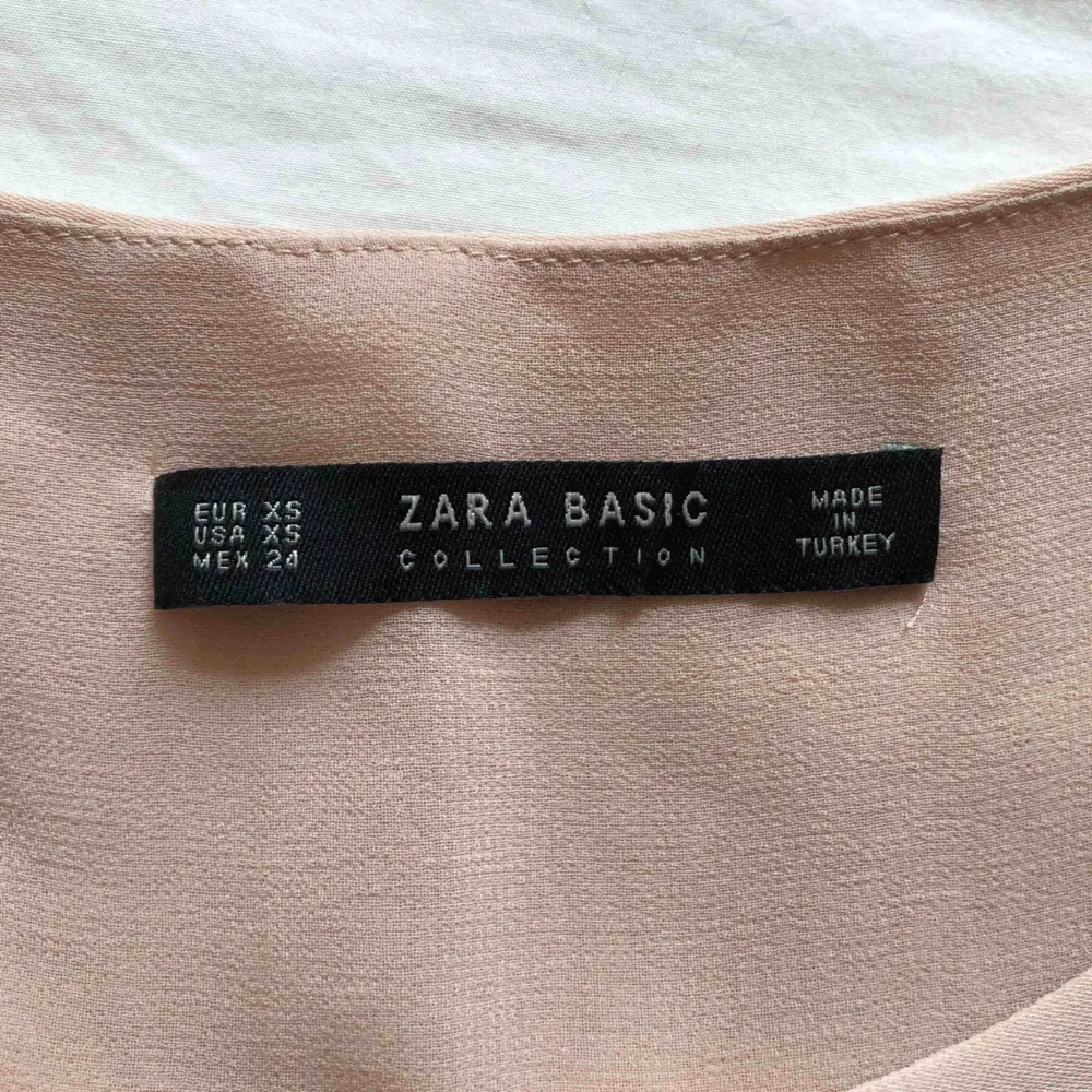gulligt linne från ZARA i storlek XS men passar även mig med S. Har en liten fläck samt nån reva vilket syns på sista bilden. Därav priset . Blusar.