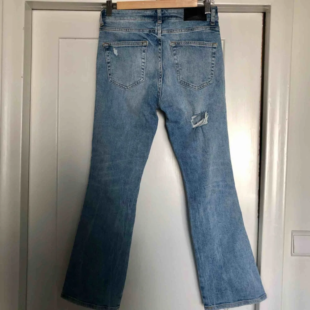 Ljusa blå kick flare jeans ifrån Zara med hål på. Använda en gång. Sitter bra. Stretchiga. Kan mötas upp eller skicka för 50kr.😊. Jeans & Byxor.