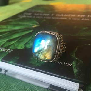  - Vacker labradoritring (halvädelsten) som är för stor för mig! Mäter inre diameter cirka 19/20 mm!  Pris inklusive frakt.