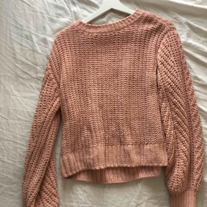  - Rosa tjocktröja från hm. säljer den på grund av att det inte är min still och den tar plats i min garderob 