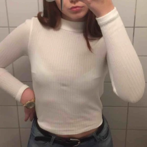  - Väldigt använd vit halv polo tröja, lågt pris pga att ja har använd den mycket💗