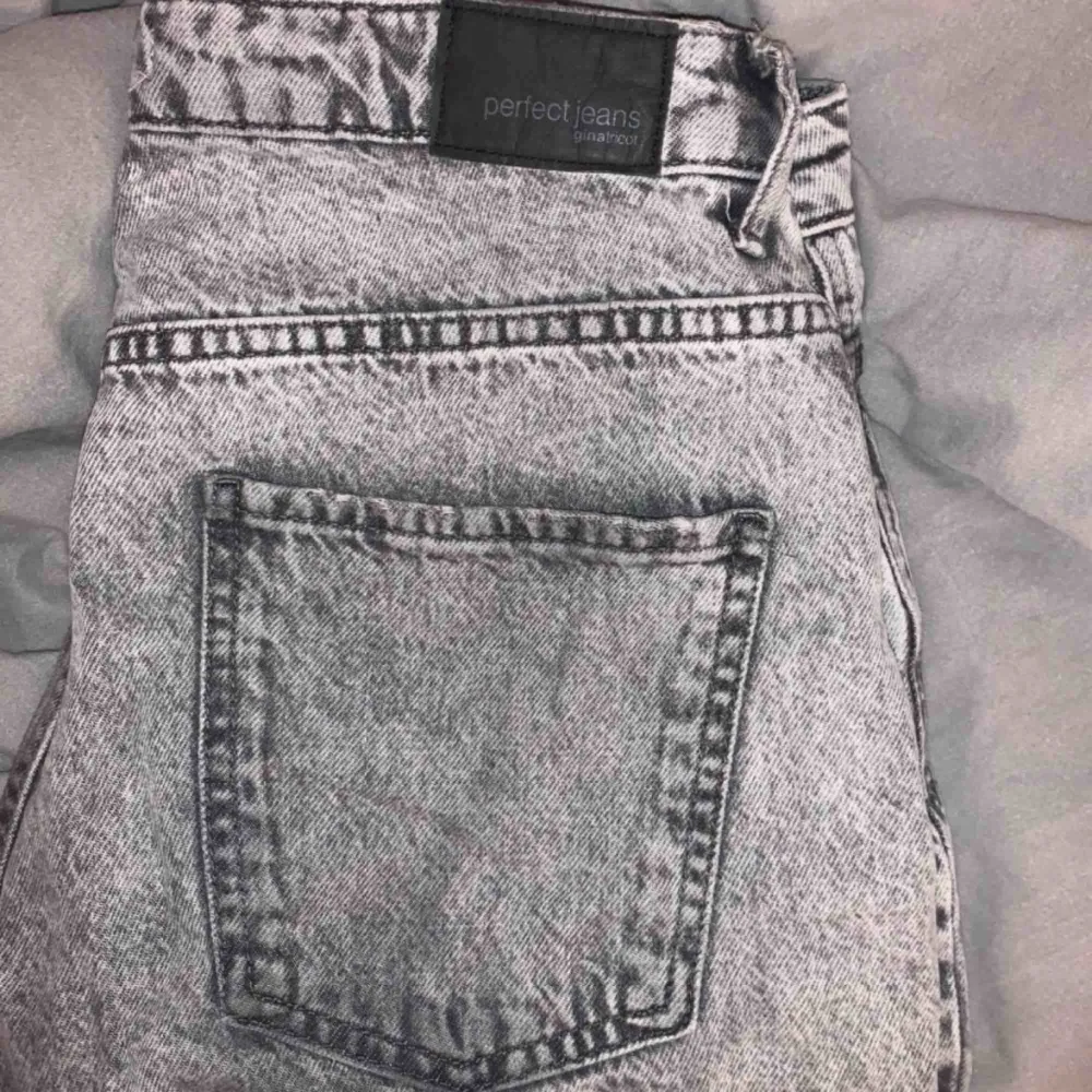 mom jeans / boyfriend jeans i mörkgrå. säljer för att de är för stora i midjan.  jag bär vanligtvis 27 i midja och 32 i längd. Bär bälte på bilderna.. Jeans & Byxor.