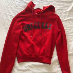  - Röd huddie. Priset kan diskuteras. Kommer kanske ta bort den som annons då jag fortfarande inte har bestämt mig om ja vill behålla den. Fint skick