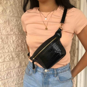  - Korallfärgad topp från Monki🧡 Väldigt söt sommar- och vårfärg som passar till mycket✨ Använd ett par gånger men väldigt bra skick fortfarande⚡️ Eventuell fraktkostnad tillkommer🧡