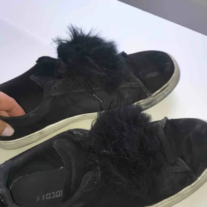  - Svarta skor med lurv