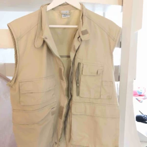  - Säljer en asfet väst som jag köpt på humana i storlek L men jag är i vanliga fall en s och den sitter oversize på mig