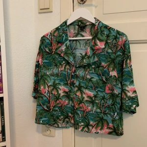  - Tunn skjorta av polyester från Monki, aldrig använd! 90kr inklusive frakt 🦢