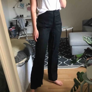  - Svarta linnebyxor i kostymmodell. Passar långa!! Bortse skrynklet, de är väldans snygga nystrukna :)