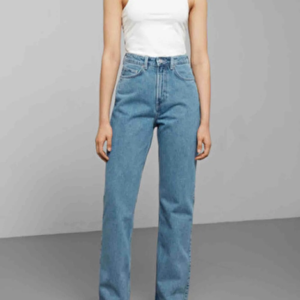 Jeans från weekday. Modell: Row sky blue. Säljer pga fel storlek. Jeans & Byxor.