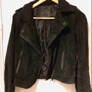  - Svart mockajacka i Genuine leather från Mango storlek S. #mango #mockajacka