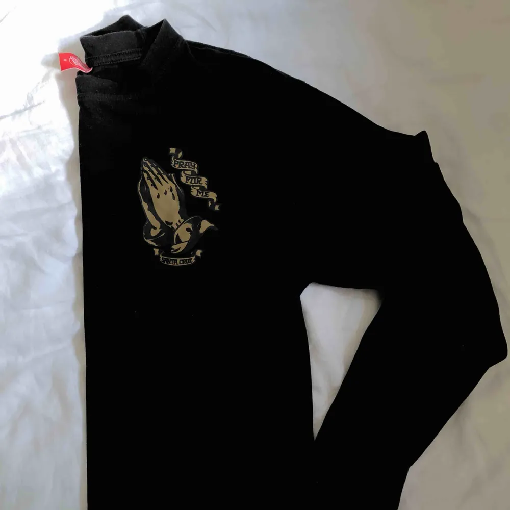 Långärmad T-shirt från Santa Cruz med stort märke på ryggen. Storlek M men passar S. Mycket sparsamt använd.. Tröjor & Koftor.