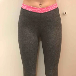  - Träningstights från HM med rosa zebrakant i midjan. Trekvartslånga. Frakt ingår!