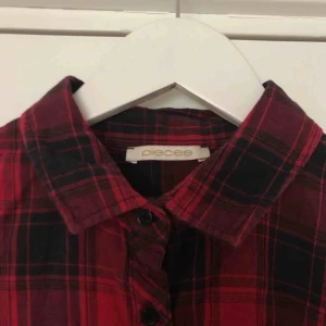  - Säljer en jätte fin skjorta från Pieces då jag inte använder den längre. Köparen betalar frakt som kostar 42kr. 