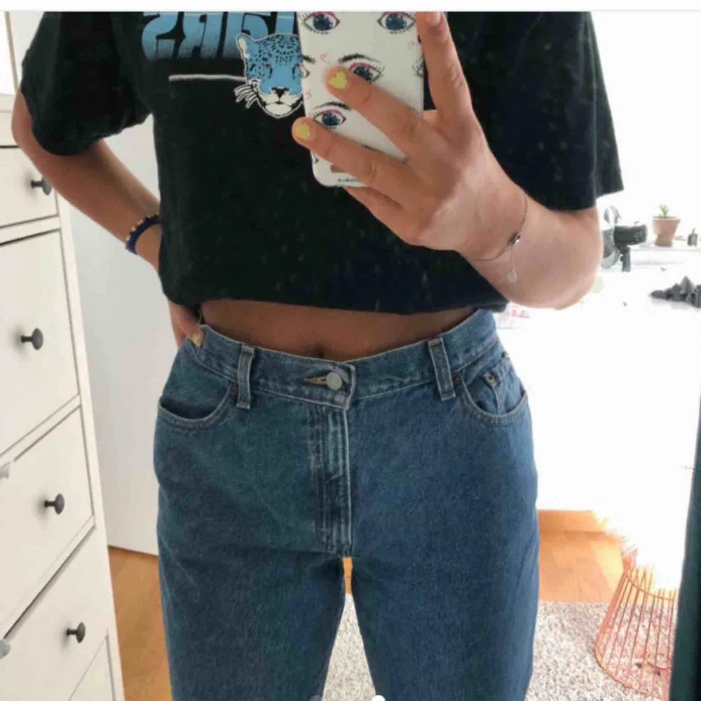 (inte mina bilder) Levis jeans i storlek M, men passar S, köpt för 1000kr. Jeans & Byxor.