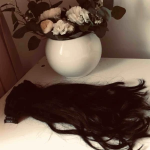  - Äkta löshår från rapunzel👩🏽 Två delar ifrån att vara två fullständiga paket! Använt en gång. Ca 50 cm. Färga, styla eller platta precis som du vill! Orginal pris ca 2 200