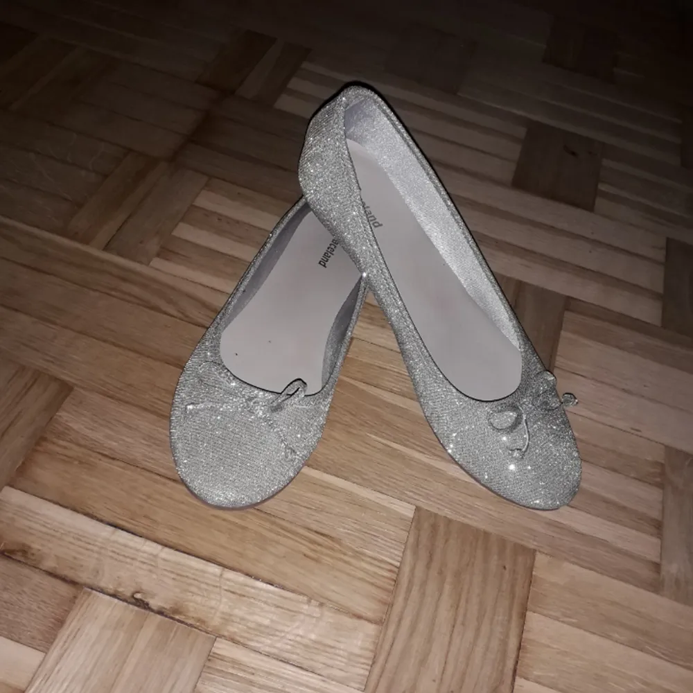 Ett par glittriga ballerina skor köp de för 369 kr men säljer de för 250 kr. Hadde de ett bar gånger.❤ Köparen betalar frakt. . Skor.