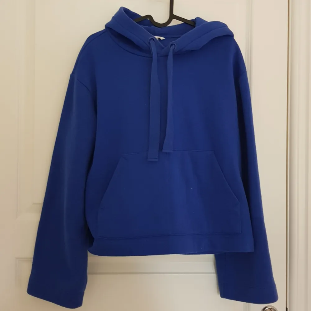 Superfin blå hoodie i storlek S. Väldigt skönt material. Köparen står för frakt💙. Tröjor & Koftor.