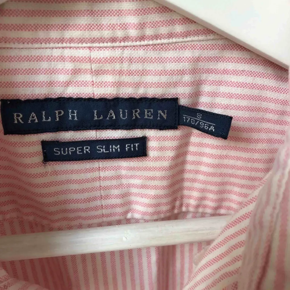 Stilren, snygg skjorta från Ralph Lauren i storlek 8 motsvarar en small/ mindre medium!  Nästintill helt oanvänd & kommer från ett rökfritt hem. Skjortor.