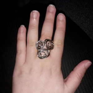  - Snygg ring köptes för 89kr men säljer den för 50 kr. Har haft den 2 gånger. ❤❤