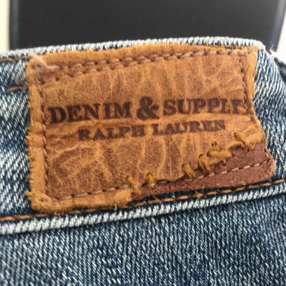 Säljer dessa blå långa jeans från denim & supply Ralph lauren pga för små för mig. Så fina jeans i superbra kvalité och skick, endast använda 2 gånger. Möts helst upp i Stockholm  annars betalar köparen frakt. Pris kan diskuteras vid snabb affär :). Jeans & Byxor.