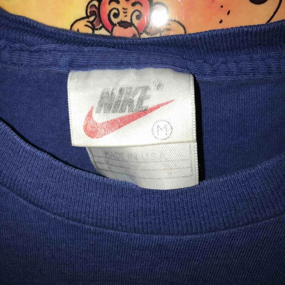 Jättefin t-shirt från Nike 🥰 Kan mötas upp i Gävle eller frakta då köparen står för frakten❤️ Kolla gärna in andra plagg från mig!! 😘. T-shirts.
