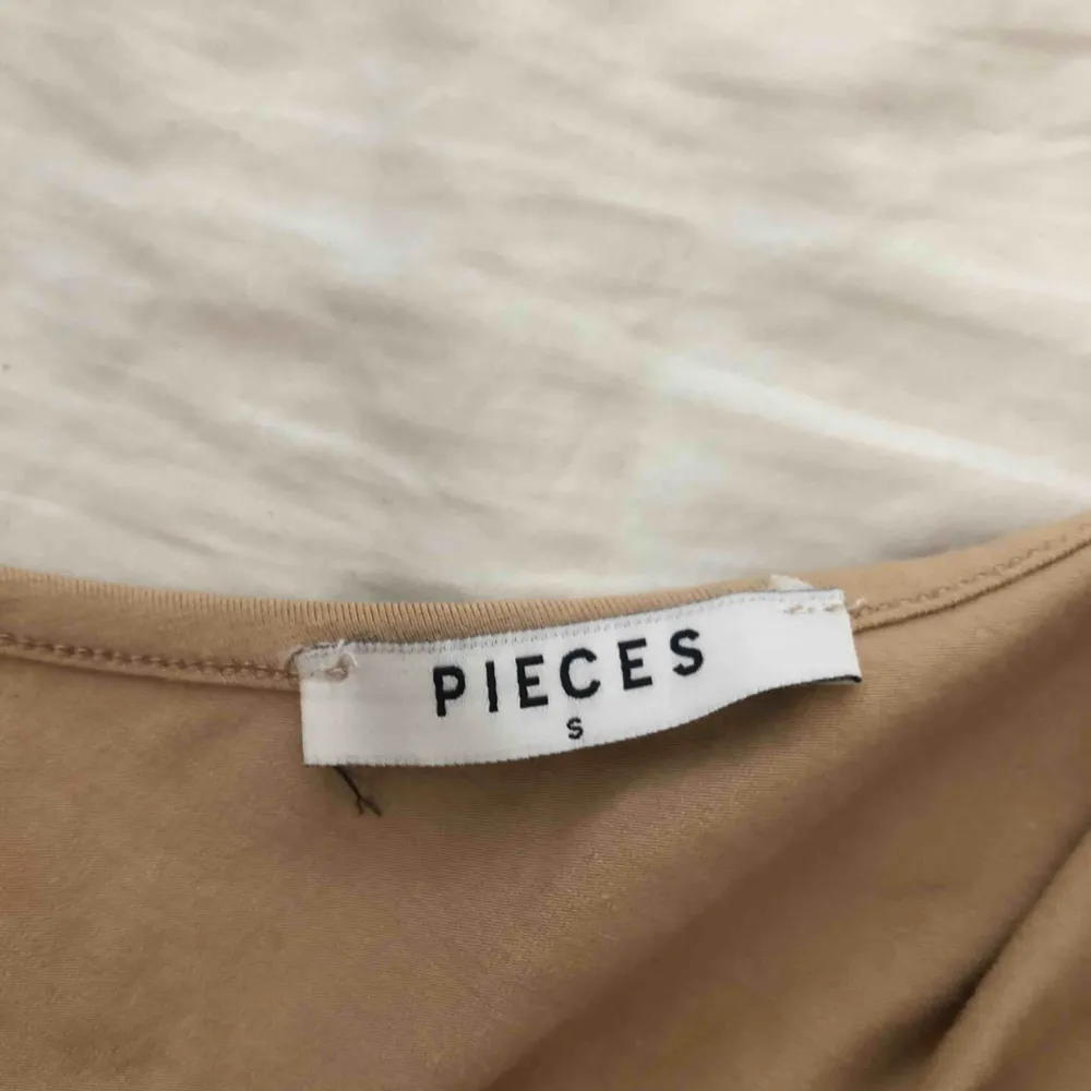 One-shoulder linne från pieces (vero Moda), frakt inkluderat i priset 😁🌸🤘🏼. Skjortor.
