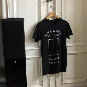  - The 1975 bandtröja - Kan hämtas i Uppsala eller skickas mot fraktkostnad 