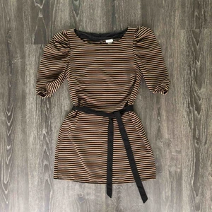  - Randig klänning med knappar i ryggen och band i midjan  