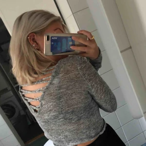  - Gråmelerad tunn långärmad med fin öppen rygg som en detalj!! Fungerar för en S/M oxå pga stretshigt tyg❤️❤️