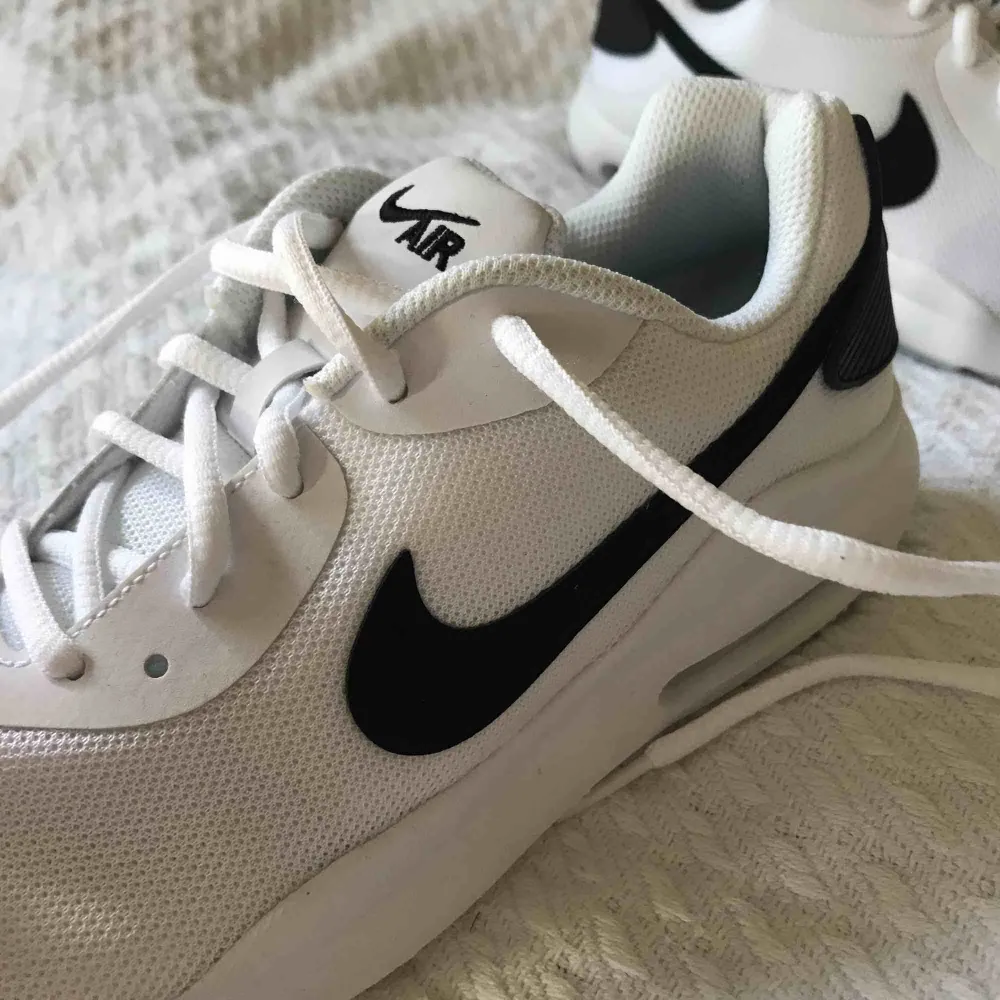 Nya nike air sneakers strl 38, använd en gång. Nypris 800 kr. Äkta såklart. . Skor.