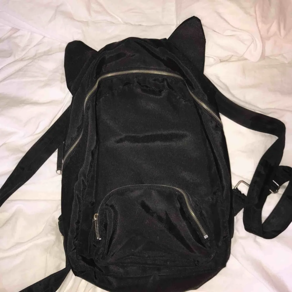 Dundersöt ryggsäck med kattöron 👯‍♀️ Varit en kär skolväska till mig men nu förtjänar den en ny ägare, fortfarande i mycket gott skick !! . Väskor.