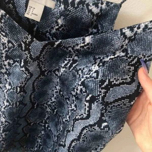  - fint snakeprint linne med ”spaghettistraps” som passar S och M! helt oanvänt