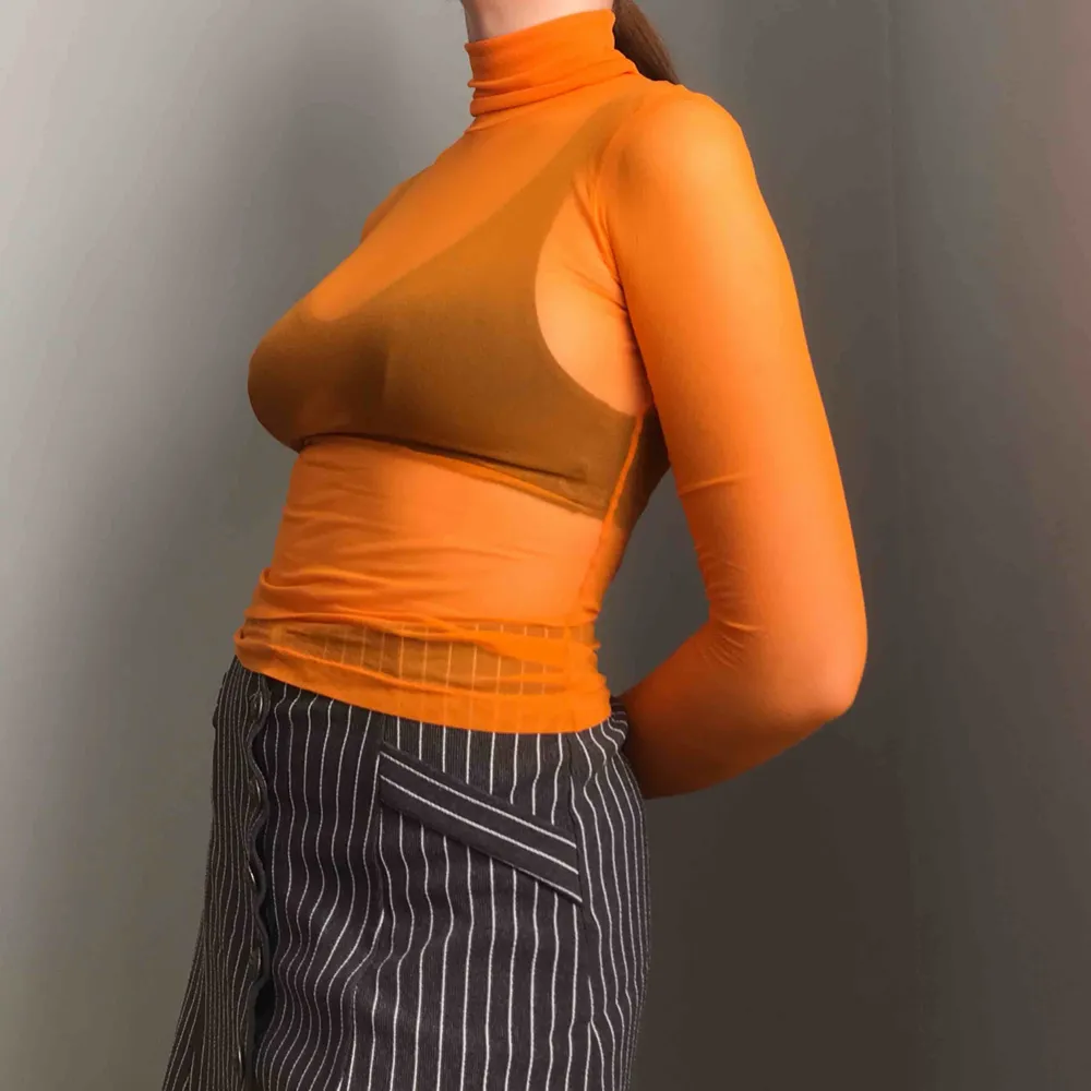 Väldigt unik transparent långärmad tröja i orange från Plein Sud Jeans • ingen storlek men eftersom materialet är stretchigt kan den passa XS-S • i mycket bra skick!. Toppar.