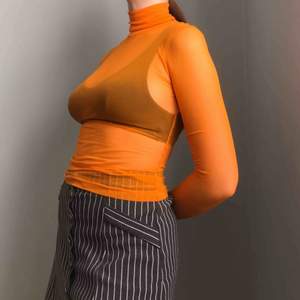 Väldigt unik transparent långärmad tröja i orange från Plein Sud Jeans • ingen storlek men eftersom materialet är stretchigt kan den passa XS-S • i mycket bra skick!