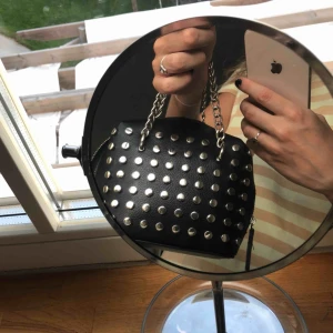  - cool väska som är helt ny, går att sätta på band men det medföljer ej, går att bära snyggt som på bilderna, kan mötas upp i sthlm! eller frakta!