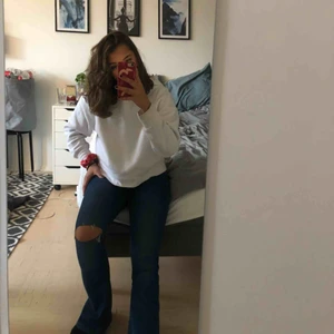  - Marinblå, lågmidjade bootcut jeans med hål på ena knät. Kommer från Zara och kostade 500 kr nya. 