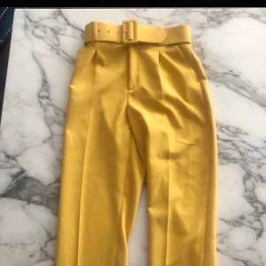  - Gula ”kostymbyxor” ifrån Zara. Endast provade på