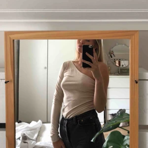  - One shoulder body beige från nakd, köpare står för frakt