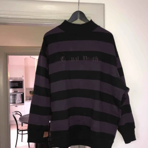  - Oversize tröja från Weekday med texten Eternal Youth. Storlek M men passar från XS-L. Aldrig använd ! Frakt tillkommer.