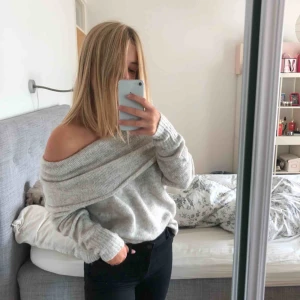  - En väldigt varm och gosig stickadtröja som är utmärkt till nu på hösten/vintern i färgen ljusgrå. Storlek XS, passar som S (jag är 167 cm lång) 💕 Nypris 499 kr, säljes för 170 kr!  Obs, köparen står för frakten. 