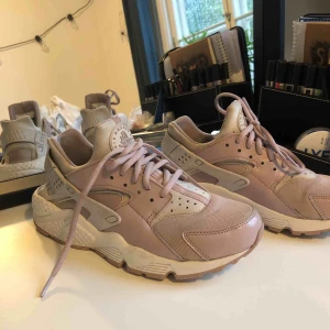  - ”smutsrosa” nike air hurache. inte använda så mycket då dom är på gränsen till för små. dom är ganska små i storleken så passar dig som har 37/37,5!