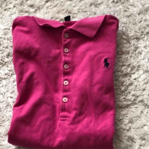  - Äkta Ralph Lauren piké. Köpt från kidsbrandstore sommaren 2017 å därefter använd en gång. Passar XS och S då jag är en S. 
