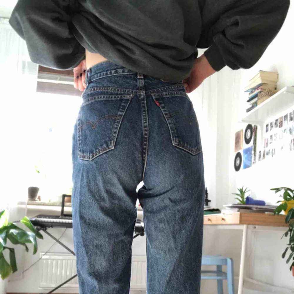 Levis jeans köpta second hand!! Möts gärna upp på vardagar men annars står köparen för fraktkostnad 🥰 De är alltså strlk 12 vilket motsvarar typ S. Jeans & Byxor.